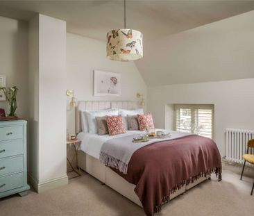 A stylish Cotswold house in a renowned village - Photo 4