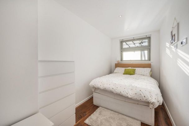 2 bedroom flat in London - Photo 1