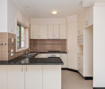 Spacious 3-Bedroom Townhouse - Photo 4