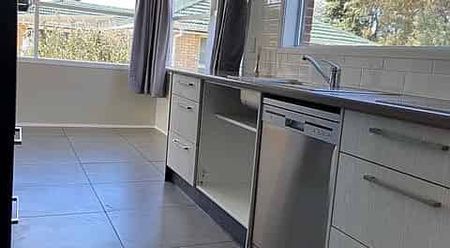 Family home in Manurewa - Photo 3