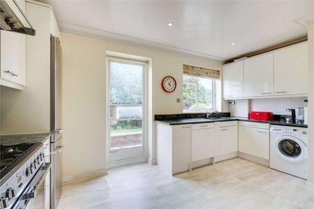 A fabulous four bedroom family house with an exceptional garden - Photo 5