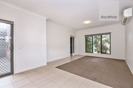 Immaculately presented 3 bedroom townhouse with walking distance to shops, schools & transport - Photo 2