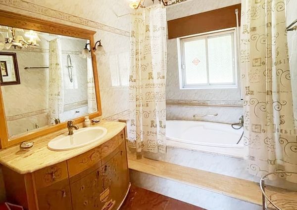 LONG TERM RENTAL. Spacious villa with 6 bedrooms for rent.