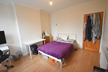 2 Bedroom End Terraced House - Photo 4