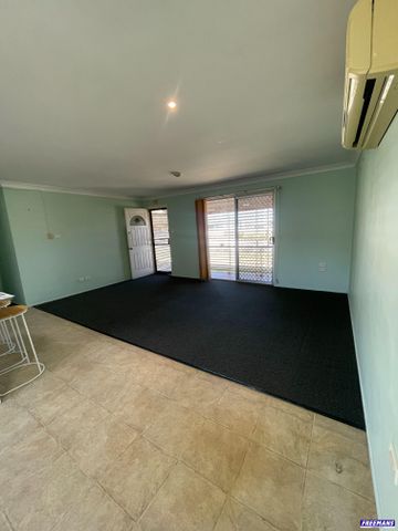 Tidy Home in Close Proximity to Kingaroy Hospital - Photo 2