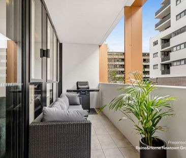 Luxurious 2 bed haven in award-winning complex offered - Furnished - Photo 5