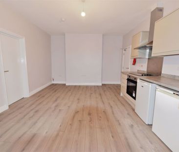 2 bedroom Flat in Springwood Road Flat 10, Leeds - Photo 3