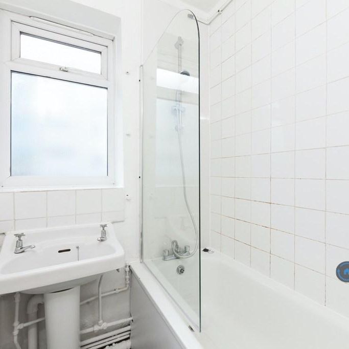 1 bedroom in a flat share to rent - Photo 1