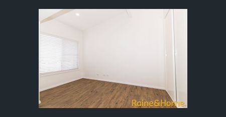 Spacious Unit In South - Photo 3