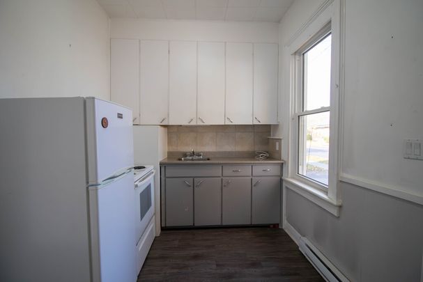 **COZY & CENTRAL** MAIN UNIT IN WESTERN HILL AVAILABLE! - Photo 1