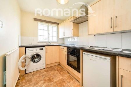 Cherry Tree Close, Farnham, Surrey, GU9 - Photo 2