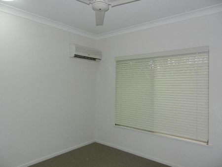 Spacious Three-Bedroom Villa with Mountain Views - Photo 4