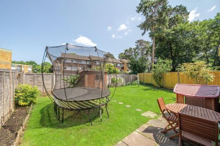 3 bedroom end of terrace house to rent - Photo 2