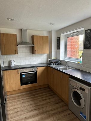 1 bed house / flat share to rent in Britten Close - Photo 1