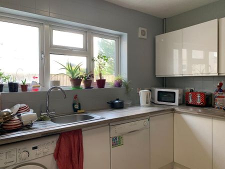 1 bedroom in a house share to rent - Photo 4