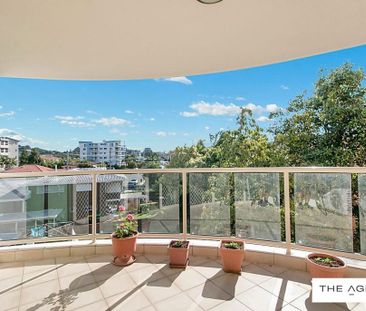 Spacious Unfurnished 3 bed Unit - Photo 2