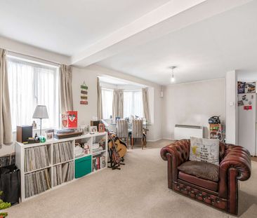 Bright one bedroom ground floor flat with off-street parking in Kew - Photo 3