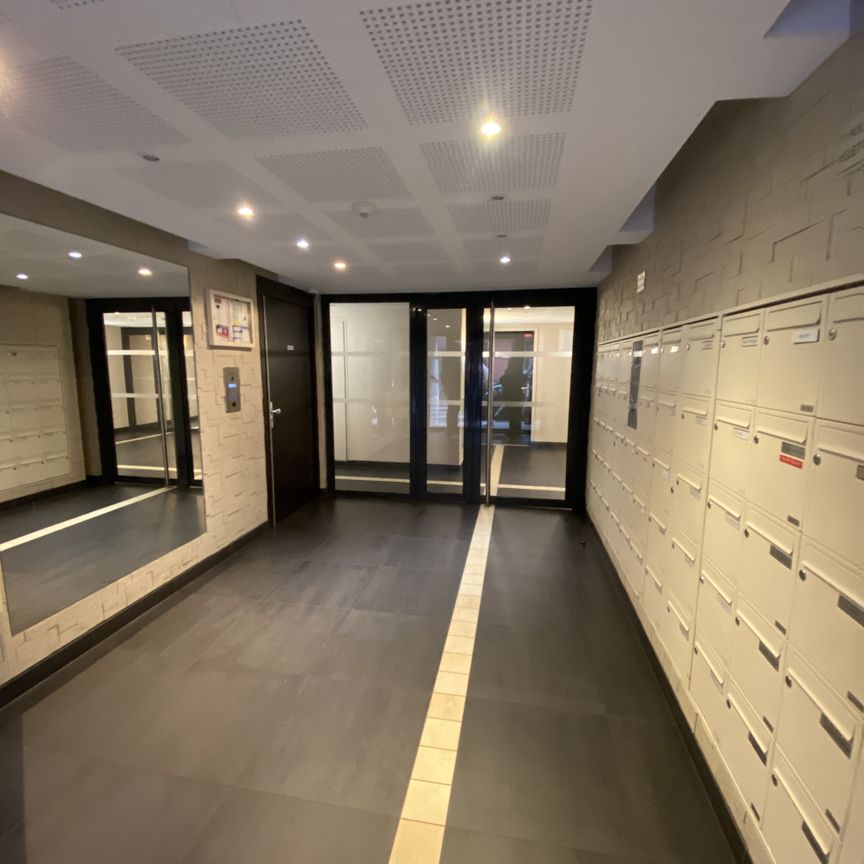 BEAU STUDIO MEUBLE SURESNES TRAM T2 - Photo 1