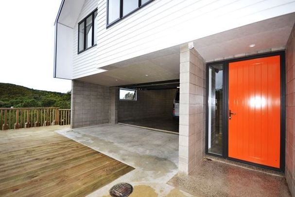Sunny and Modern Home with a large double Garage. - Photo 1