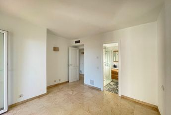 Elegante apartamento con terraza, piscina, vistas al mar, parking, 3 dormitorios. San Agustin, Palma.