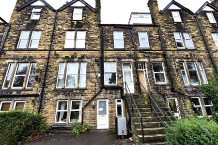 3 bedroom Flat in Hollybank, Leeds - Photo 4