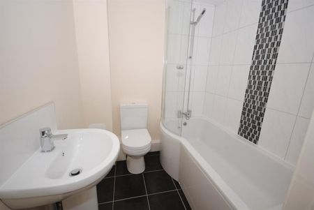 2 bedroom Flat To Let - Photo 3