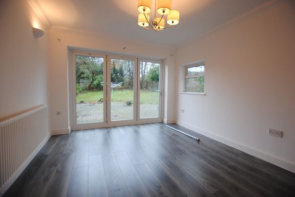 Robin Hood Lane, Chatham, London - Photo 1