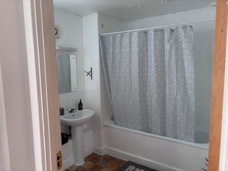 1 Bed Flat, Emerald Road, NW10 - Photo 4