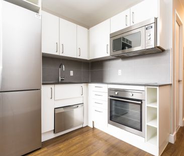 798 Richmond Street West - Photo 2