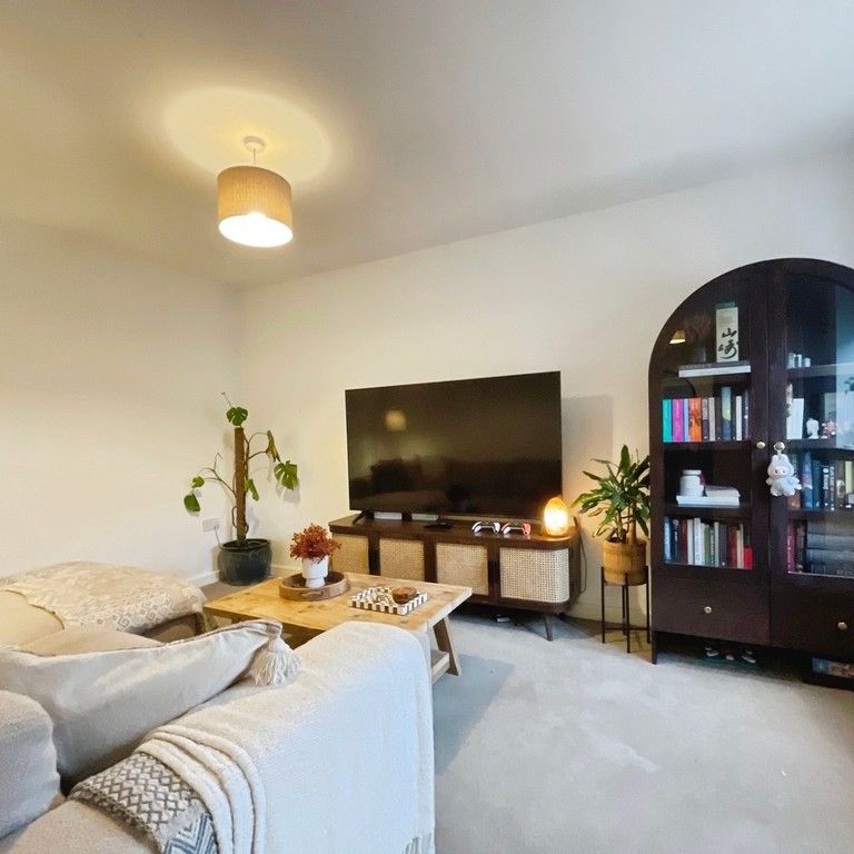 3 bedroom Semi-Detached House to let - Photo 1