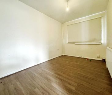 3 bedroom end of terrace house to rent - Photo 2