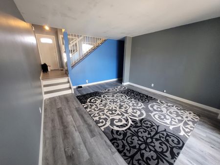3 Beds & 1.5 Baths Townhouse Style Property In Fairhaven Area - Photo 2