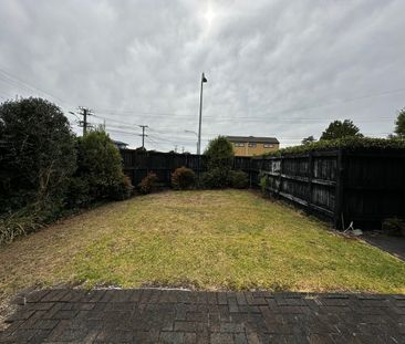 ENORMOUS FAMILY HOME IN TE ATATU - Photo 4