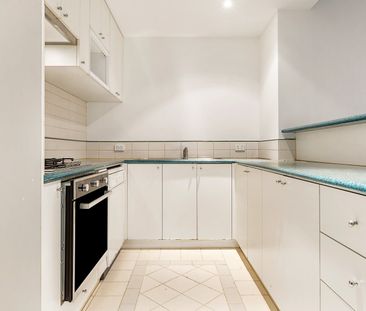 Instant Appeal In Prime Location - Photo 6