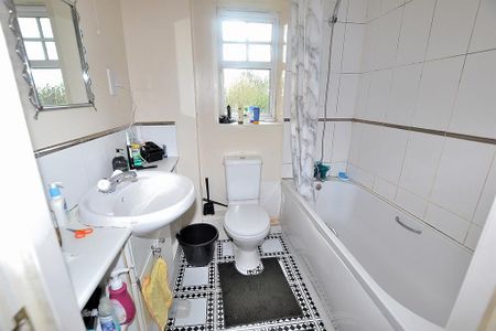 3 bedroom flat to rent - Photo 5