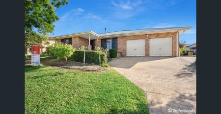 FULLY FURNISHED, LUXURY LIVING IN A PRIME LOCATION - Photo 2