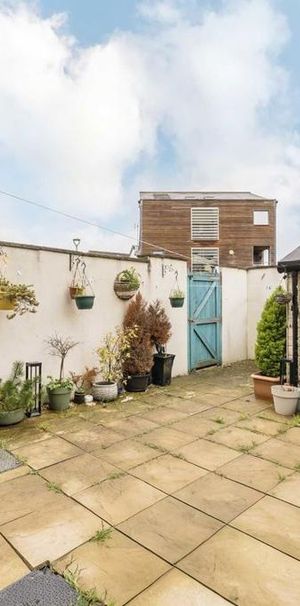 4 bedroom flat to rent - Photo 1