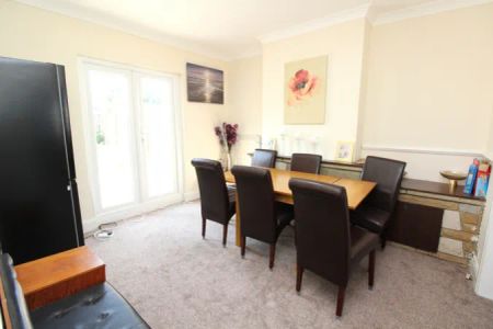 RM1, Eastern Avenue East, Romford - Photo 4