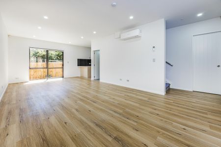 1A Bennett Road Pakuranga - Near New Luxury Townhouse - Photo 2