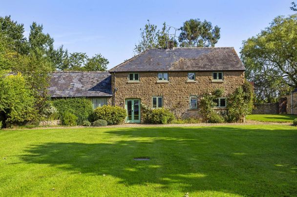 A beautiful four bedroom detached Barn. - Photo 1