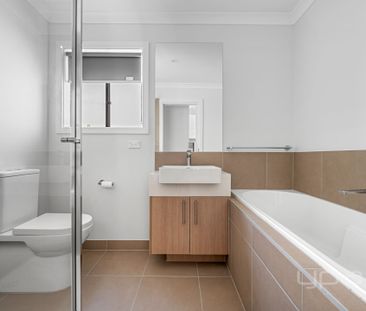 3 BEDROOM FAMILY HOME MOVE IN & LOVE IT - Photo 4