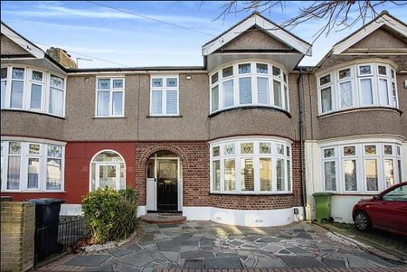 3 Bed Terraced House, Dereham Road, IG11 - Photo 2