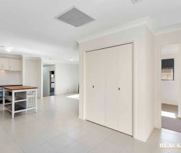 Low maintenance three bedroom Bonner home opposite reserve with solar - Photo 1