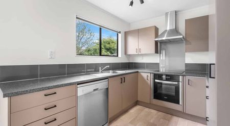 3 Bedroom home in Leamington - Photo 2