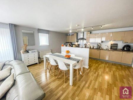 3 bedroom flat to rent - Photo 3