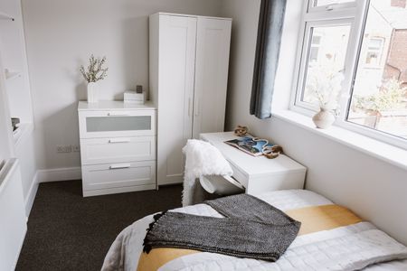 6 Bed Semi-Detached House, Whitby Avenue, M14 - Photo 5