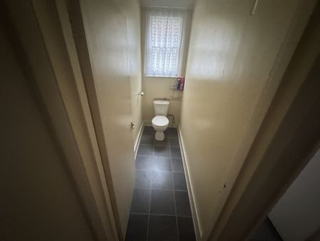 3 Bed Flat, Inchmery Road, SE6 - Photo 2