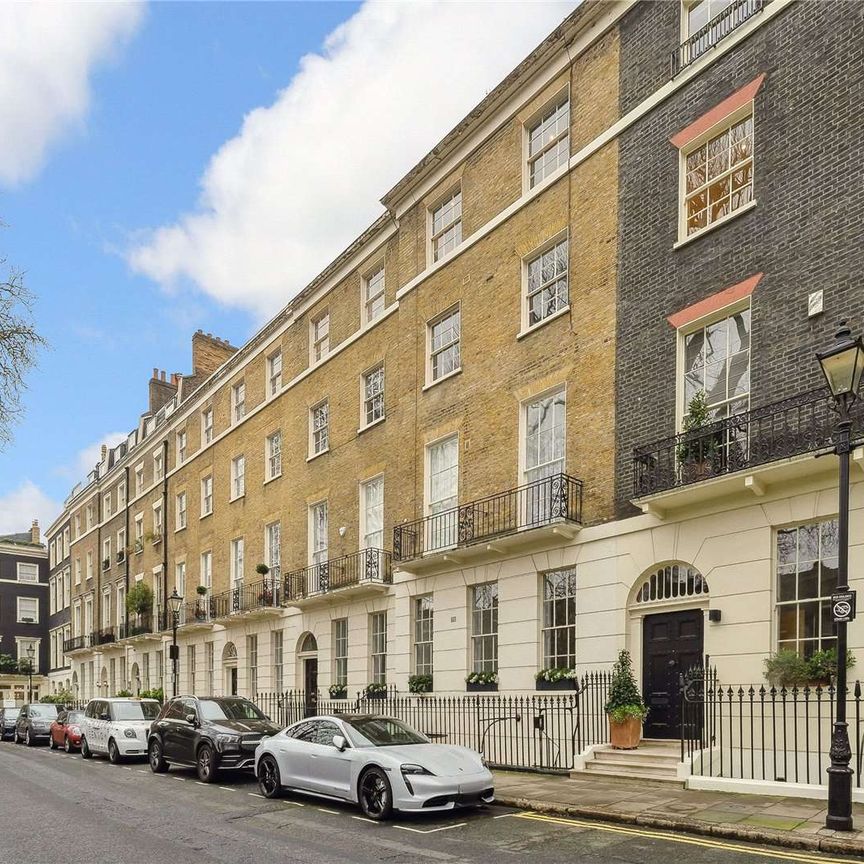 An exceptional five-bedroom lateral apartment set in the prestigious Connaught Square, offering expansive living spaces and exclusive access to the private residents' garden. - Photo 1