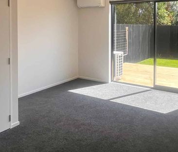 Modern, warm 2 bedroom townhouse with carpark! - Photo 4