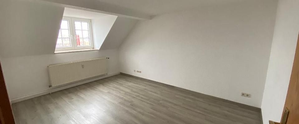 Schöne, helle 2-Zimmer Dachgeschosswohnung in zentraler Lage mit Stellplatz - Foto 1